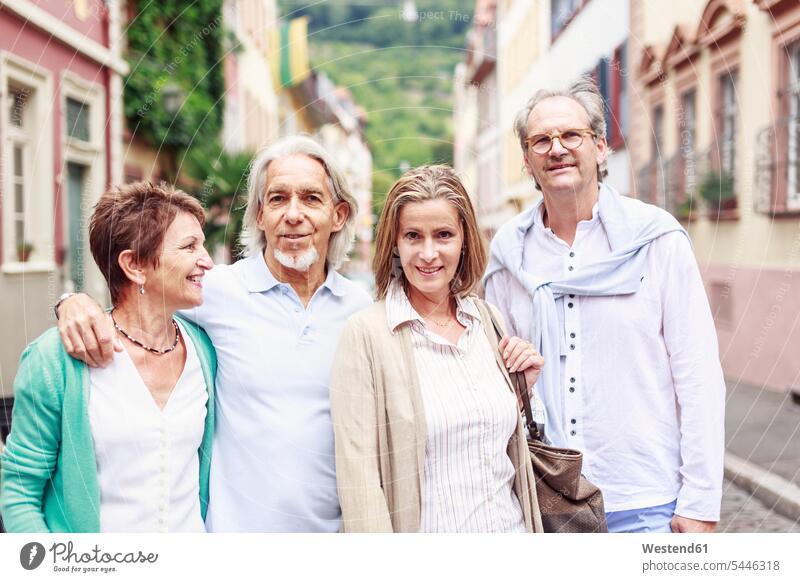 Deutschland, Heidelberg, Porträt von Seniorenfreunden auf Städtereise Portrait Porträts Portraits Freunde alte ältere lächeln Freundschaft Kameradschaft