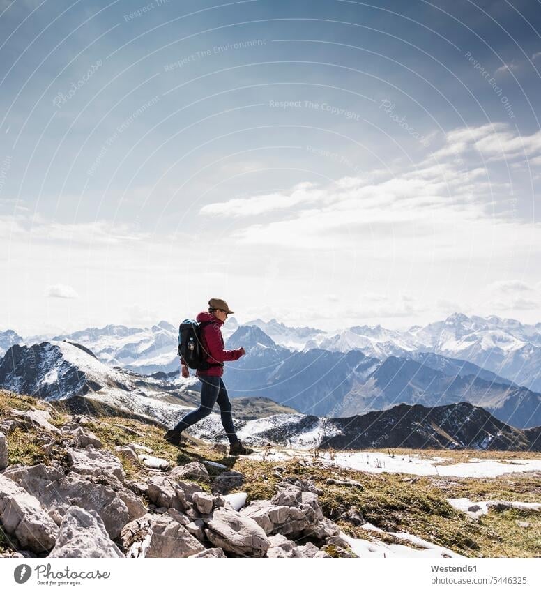 Deutschland, Bayern, Oberstdorf, Wandern in alpiner Landschaft Frau weiblich Frauen gehen gehend geht Gebirge Berglandschaft Gebirgslandschaft Gebirgskette