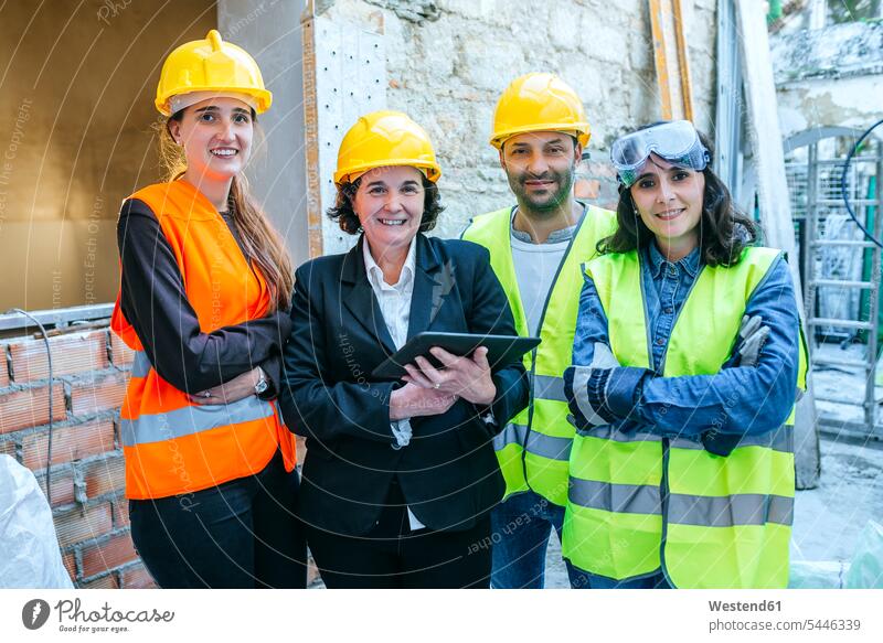 Porträt von drei Frauen und einem Mann auf der Baustelle Baustellen lächeln Bauarbeiter Kollegen Arbeitskollegen Konstruktion konstruieren bauen Baugewerbe