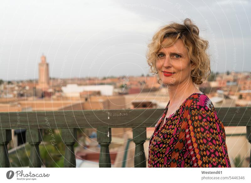 Marokko, Marrakesch, Frauenporträt weiblich Touristin Portrait Porträts Portraits Erwachsener erwachsen Mensch Menschen Leute People Personen Touristen