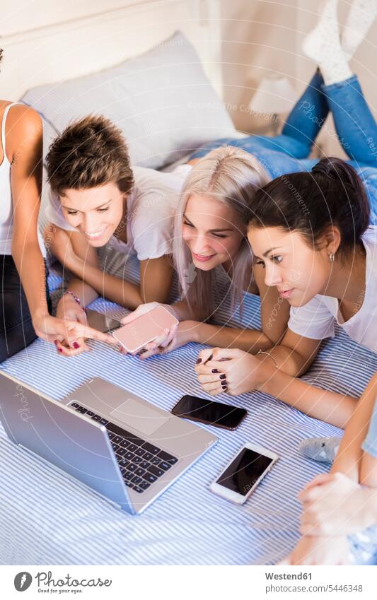 Glückliche Freundinnen teilen sich einen Laptop im Schlafzimmer Bett Betten Zuhause zu Hause daheim glücklich glücklich sein glücklichsein Notebook Laptops