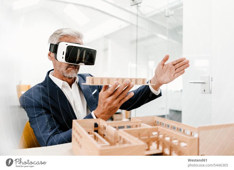 Reifer Geschäftsmann mit Architekturmodell im Büro mit VR-Brille Businessmann Businessmänner Geschäftsmänner Architekten Office Büros 3D Brille 3D-Brille Modell