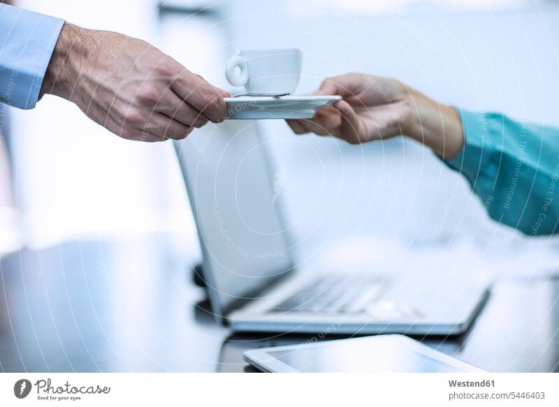 Person, die in einem Büro eine Tasse Kaffee erhält Laptop Notebook Laptops Notebooks Business Geschäftsleben Geschäftswelt geschäftlich Beruf Berufstätigkeit