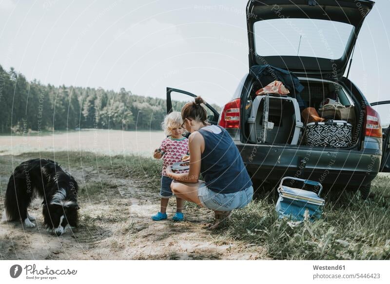 Mutter und Kleinkind mit Hund an einem Auto auf dem Land Hunde Picknick picknicken Wald Forst Wälder Mami Mutti Mütter Mama Tochter Töchter Wagen PKWs Automobil