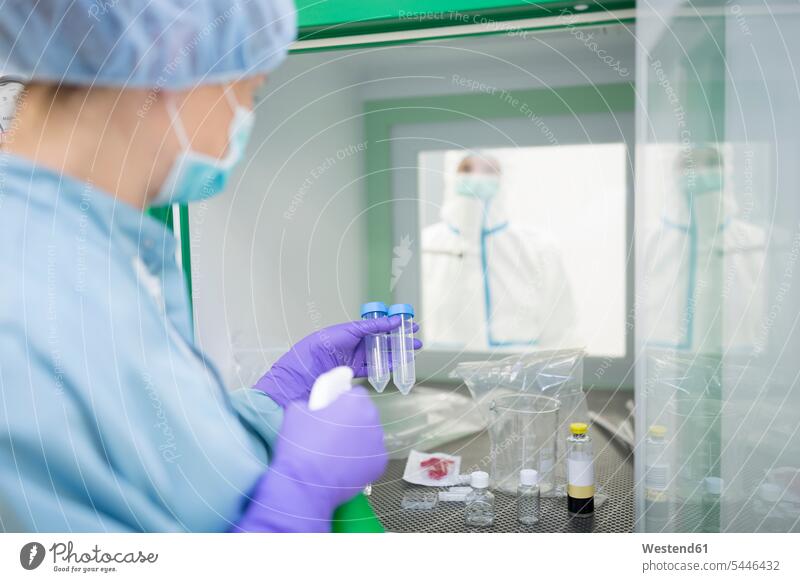 Transfer von Material für die Drogenherstellung durch Materialschleuse Labor Labore arbeiten Arbeit Wissenschaftler wissenschaftlich Wissenschaften Arbeitsplatz