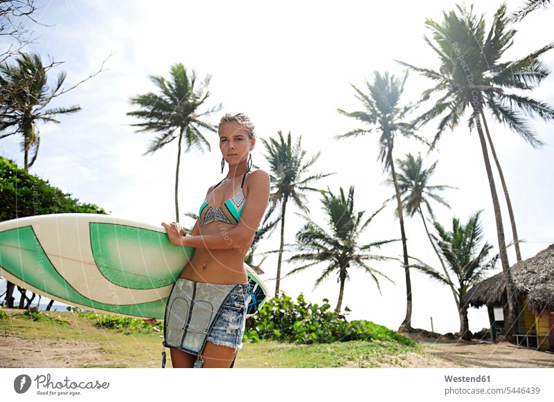 Frau an der Küste mit Surfbrett weiblich Frauen Surfbretter surfboard surfboards Surfen Surfing Wellenreiten Strand Beach Straende Strände Beaches Erwachsener