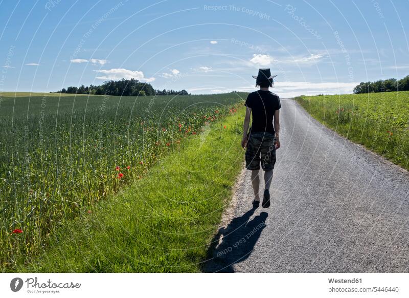 Deutschland, Bayern, Leinach, Mann zu Fuß in ländlicher Landschaft gehen gehend geht auf dem Land auf dem Lande Landschaften Himmel ländliches Motiv
