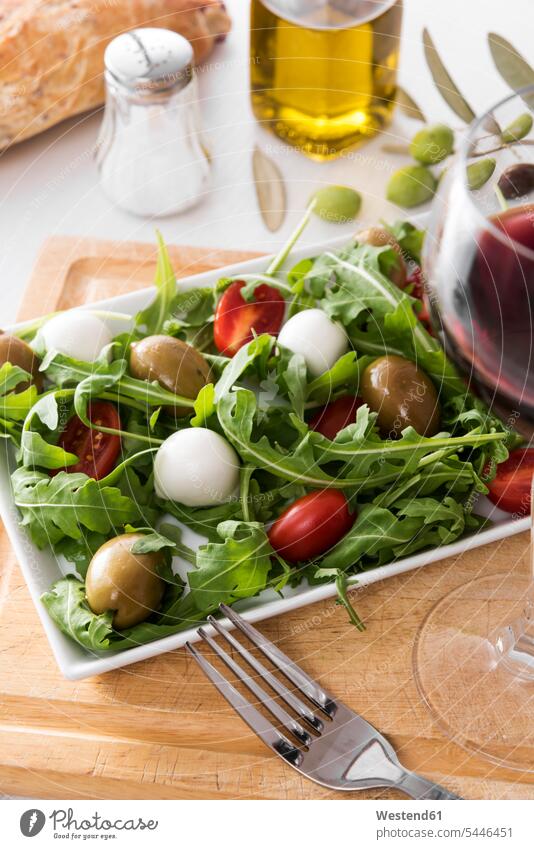 Rucolasalat mit Oliven, Tomaten und Mozzarella, Olivenöl, Rotwein Rauke Arugula Rukola Gesunde Ernährung Ernaehrung Gesunde Ernaehrung Gesundheit gesund Gabel