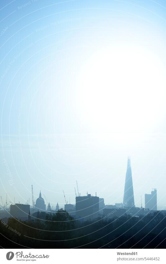 Großbritannien, London, Skyline mit der St. Paul's Cathedral und The Shard im Morgenlicht Silhouette Umriß Gegenlicht Schattenbilder Silhouetten Konturen Umriss