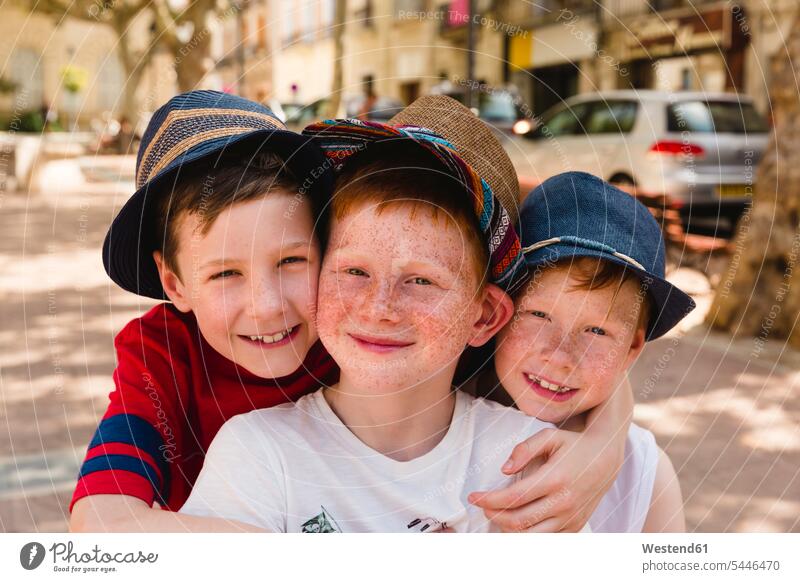 Gruppenbild von drei glücklichen Jungen im Urlaub Freunde Buben Knabe Knaben männlich Freundschaft Kameradschaft Kind Kinder Kids Mensch Menschen Leute People