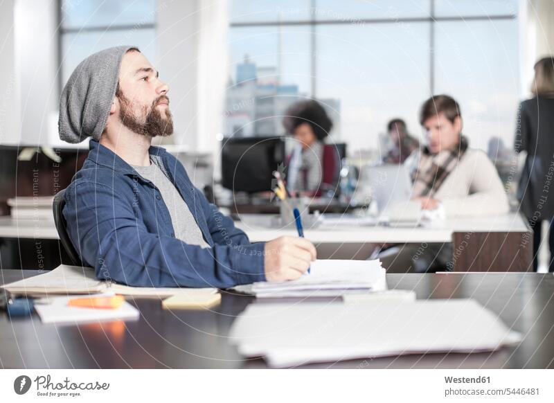 Mann mit Bleistift am Schreibtisch im Büro denkt denken nachsinnen Office Büros Männer männlich Arbeitsplatz Arbeitsstätte Arbeitstelle Erwachsener erwachsen