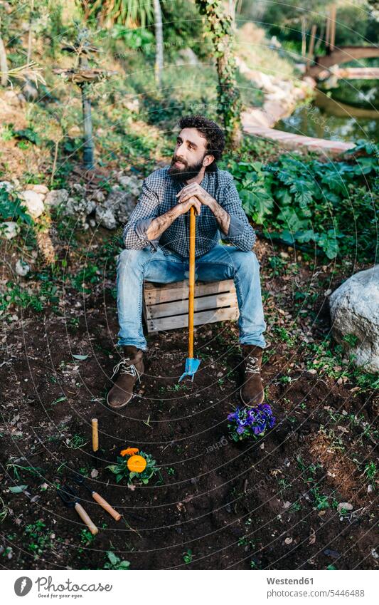 Mann im Garten macht eine Pause von der Gartenarbeit Gärtner Männer männlich Gärten Gaerten Erwachsener erwachsen Mensch Menschen Leute People Personen
