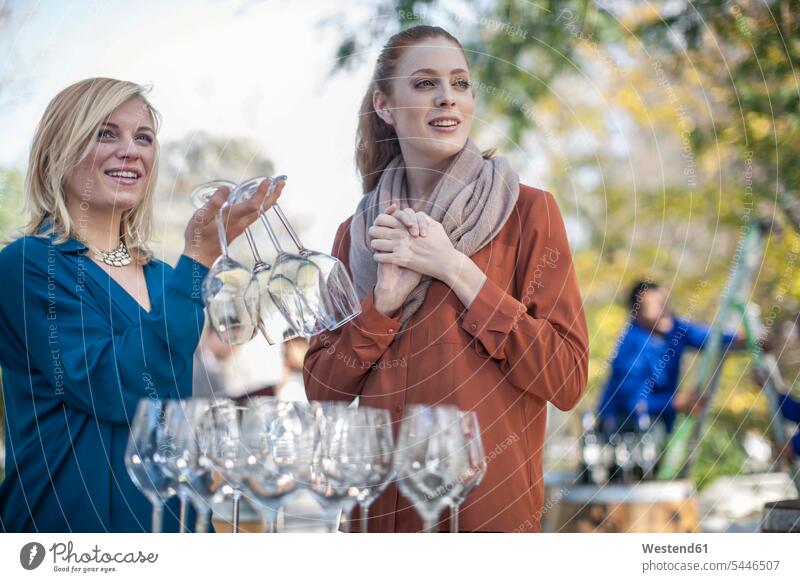 Zwei Frauen mit Weingläsern im Freien Weingut Weingüter Weingueter Weinglas Weinprobe Weinproben Fachverkäufer Verkäufer verkaufen Glas Trinkgläser Gläser