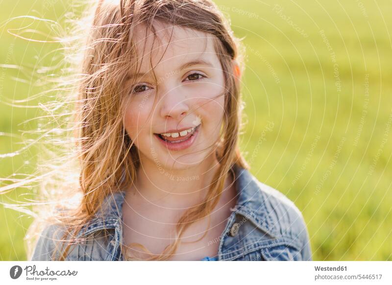 Porträt eines lächelnden Mädchens mit wehendem Haar weiblich Portrait Porträts Portraits Wind Windstoß windig Kind Kinder Kids Mensch Menschen Leute People