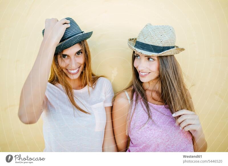 Porträt von zwei lächelnden Frauen mit Hüten Hut Portrait Porträts Portraits Freundinnen weiblich glücklich Glück glücklich sein glücklichsein Freunde