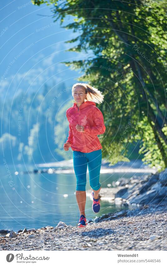 Deutschland, Bayern, Junge Frau joggt am Walchensee weiblich Frauen Joggerin Joggerinnen See Seen laufen rennen Natur Erwachsener erwachsen Mensch Menschen