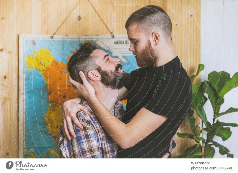 Junges verliebtes schwules Paar ansehen Homosexueller Mann Homosexuelle Maenner Schwuler Homosexuelle Männer Pärchen Paare Partnerschaft schauen sehend