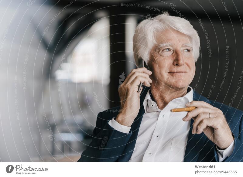 Porträt eines entspannten Senior-Geschäftsmannes am Telefon telefonieren anrufen Anruf telephonieren Portrait Porträts Portraits Businessmann Businessmänner
