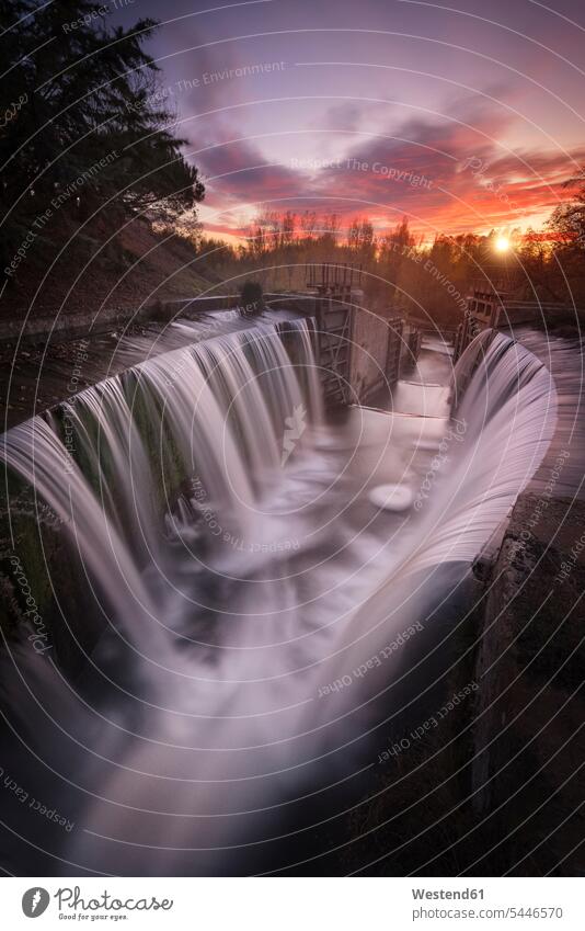 Spanien, Palencia, Canal de Castilla, Wasserfall, lange Exposition des Wasserfalls bei Sonnenuntergang Abendlicht abendliches Licht fließen fliessen fließend
