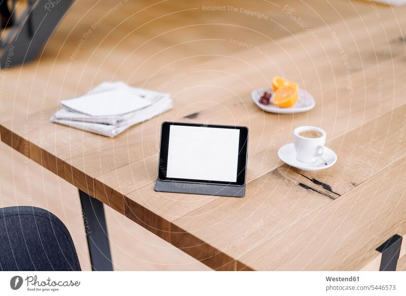 Tablett auf Holztisch Tablet Computer Tablet-PC Tablet PC iPad Tablet-Computer Büro Office Büros Rechner Arbeitsplatz Arbeitsstätte Arbeitstelle Business