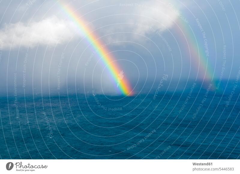 Portugal, Madeira, Regenbogen über dem Atlantik Wolke Wolken Atlantischer Ozean Aussicht Ausblick Ansicht Überblick bewölkt Bewölkung bedeckt Bewoelkung wolkig