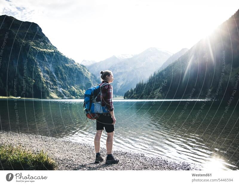 Österreich, Tirol, junge Frau wandert am Bergsee See Seen weiblich Frauen wandern Wanderung Bergseen Berge Gewässer Wasser Erwachsener erwachsen Mensch Menschen