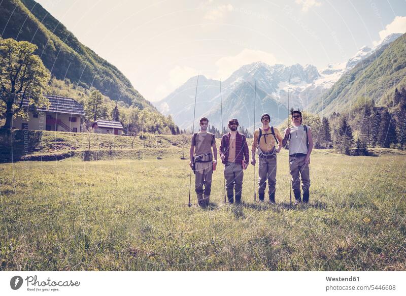 Slowenien, Bovec, vier Angler stehen auf einer Wiese in der Nähe des Flusses Soca Freunde Mann Männer männlich stehend steht Wiesen Freundschaft Kameradschaft