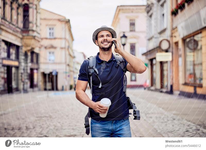 Reisender telefoniert, während er durch die Stadt läuft Handy Mobiltelefon Handies Handys Mobiltelefone Mann Männer männlich telefonieren anrufen Anruf