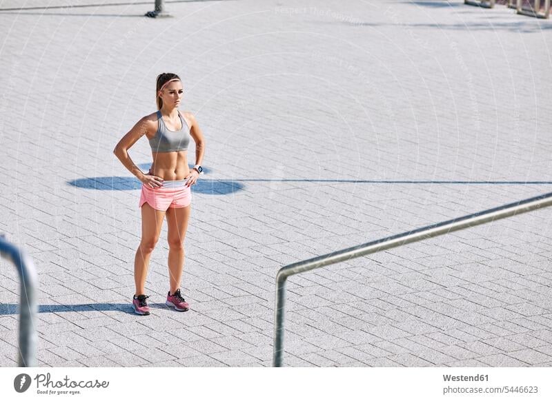 Porträt einer jungen Frau, die sich auf das Training im Freien vorbereitet stehen stehend steht Workout weiblich Frauen Portrait Porträts Portraits Erwachsener