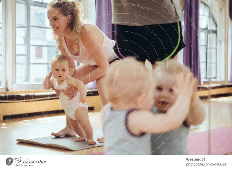 Mütter und Babys im Übungsraum Babies Säuglinge Kind Kinder lächeln Spiegel Spaß Spass Späße spassig Spässe spaßig Mutter Mami Mutti Mama trainieren Mensch