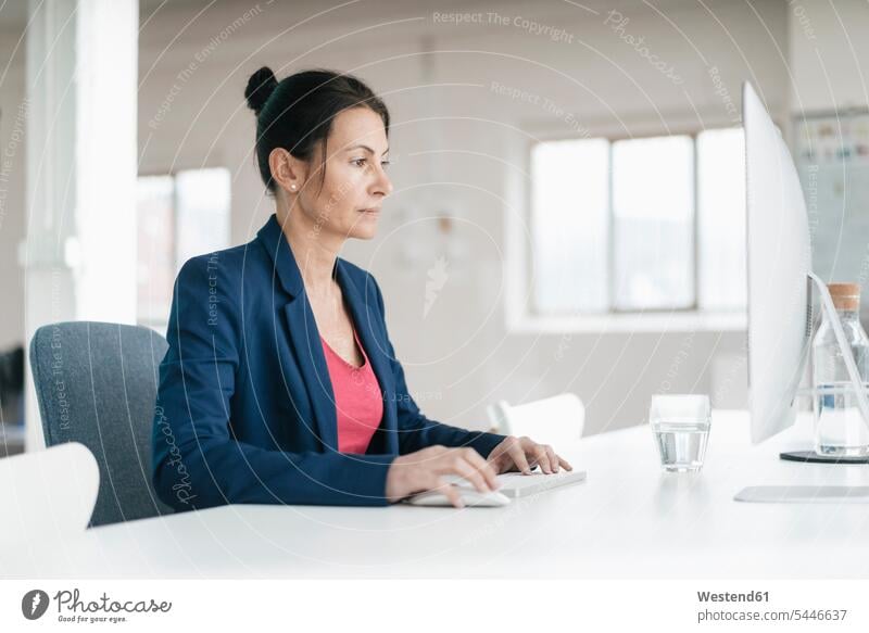 Frau arbeitet am Schreibtisch in einem Loft Computer Rechner Arbeitstisch Schreibtische weiblich Frauen Tisch Tische Erwachsener erwachsen Mensch Menschen Leute