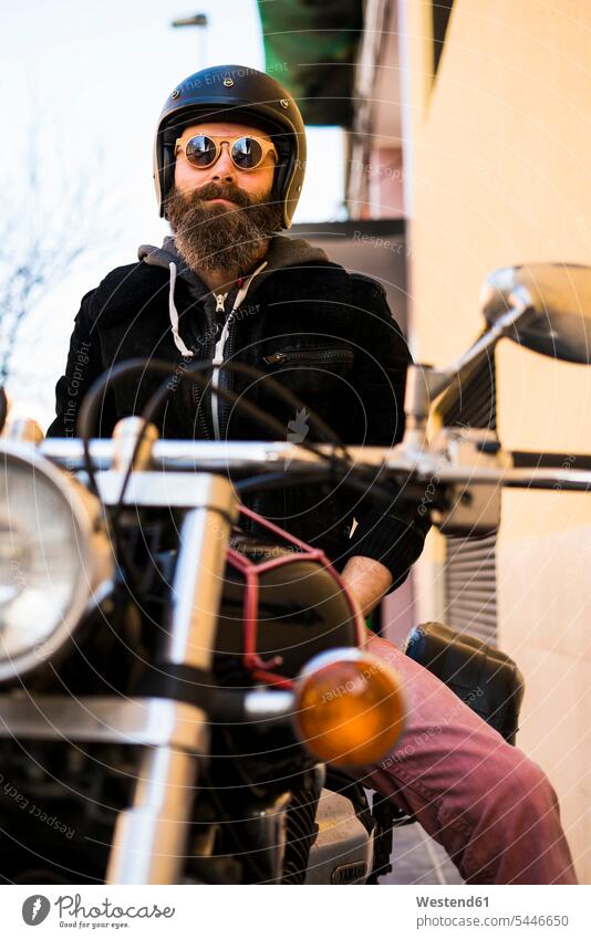 https://www.photocase.de/fotos/5446650-portraet-eines-baertigen-motorradfahrers-mit-helm-und-sonnenbrille-auf-seinem-motorrad-sitzend-photocase-stock-foto-gross.jpeg