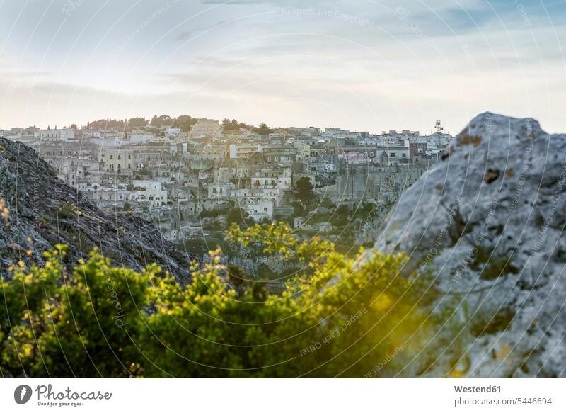 Italien, Basilikata, Matera, Stadtbild und historische Höhlenwohnungen, Sassi di Matera Aussicht Ausblick Ansicht Überblick Naturschutzgebiet Schutzgebiet