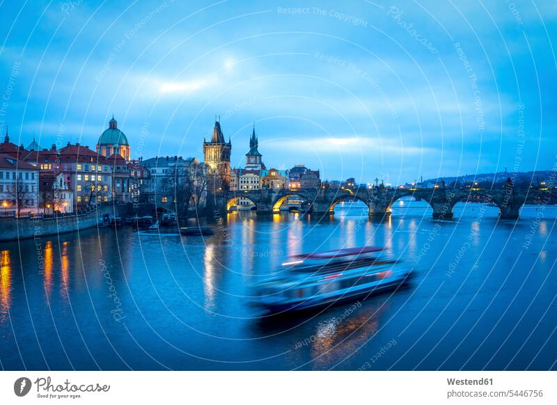 Tschechien, Prag, Karlsbrücke zur blauen Stunde Stimmung stimmungsvoll Blaue Stunde Moldau Karlsbruecke beleuchtet Beleuchtung Fluss Fluesse Fluß Flüsse