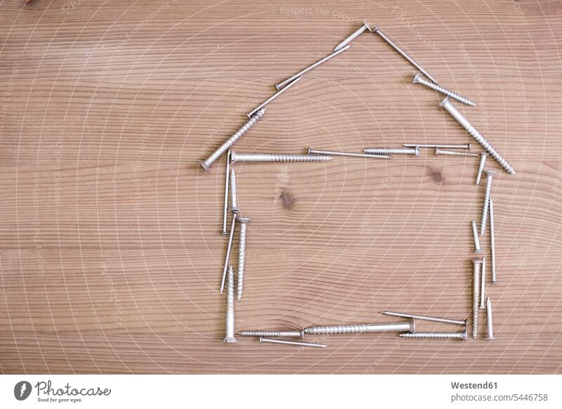 Haus aus Schrauben und Nägeln Hausbau Modell Modelle Form Formen Stillleben Stillife still life Stills Stilleben Do-it-Yourself DIY Immobilien Architektur