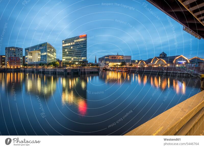 Deutschland, Hamburg, Blick auf Ericusspitze und Deichtorhallen von der Oberhafenbrücke Abend abends Abendlicht abendliches Licht Städtisches Motiv staedtisch