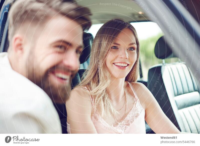 Glückliches junges Paar im Auto Wagen PKWs Automobil Autos lächeln Pärchen Paare Partnerschaft glücklich glücklich sein glücklichsein Kraftfahrzeug