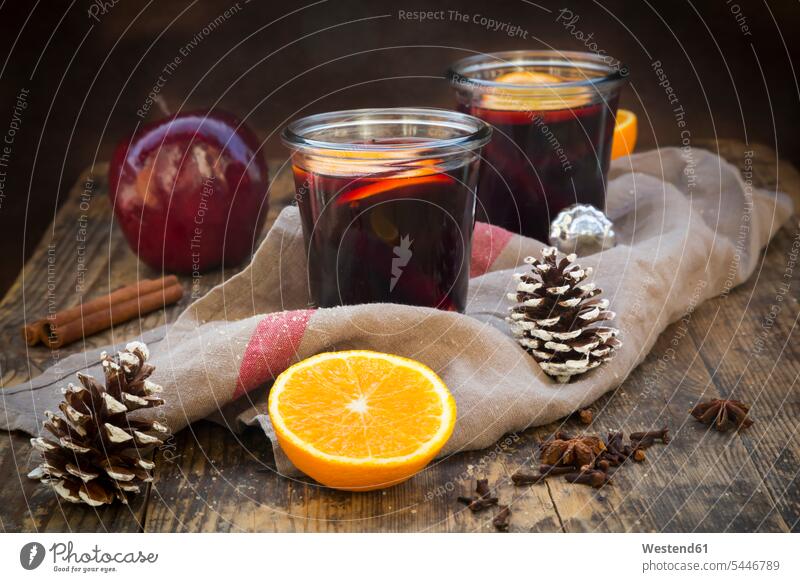 Zwei Gläser Glühwein mit Orangenscheiben zur Weihnachtszeit Food and Drink Lebensmittel Essen und Trinken Nahrungsmittel Advent Adventszeit Küchentuch
