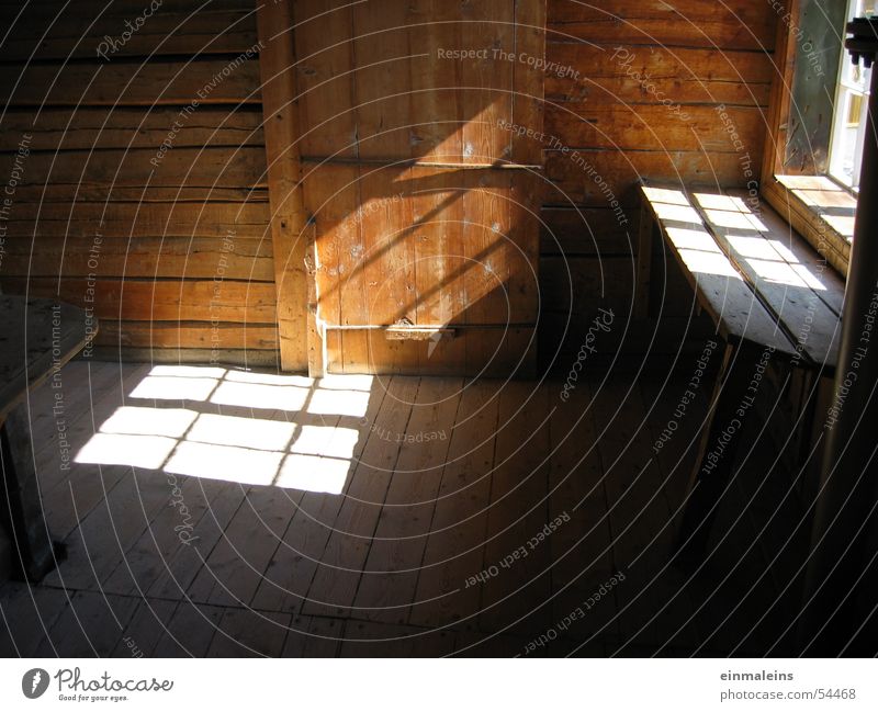 Licht in Norwegen Fenster Europa Lofoten Holz rustikal gemütlich Physik naturlicht Sonne Tür Bank Wärme innenaufnahme bei tageslicht