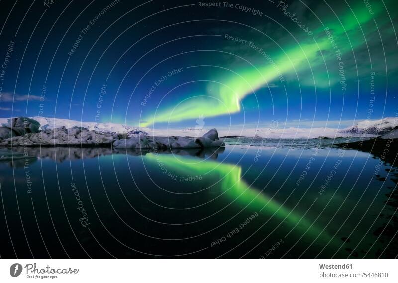 Island, Nordlicht über dem Gletschersee Jokulsarlon Schönheit der Natur Schoenheit der Natur leuchtend strahlend hell kalt Kälte Dunkelheit Aurora Borealis
