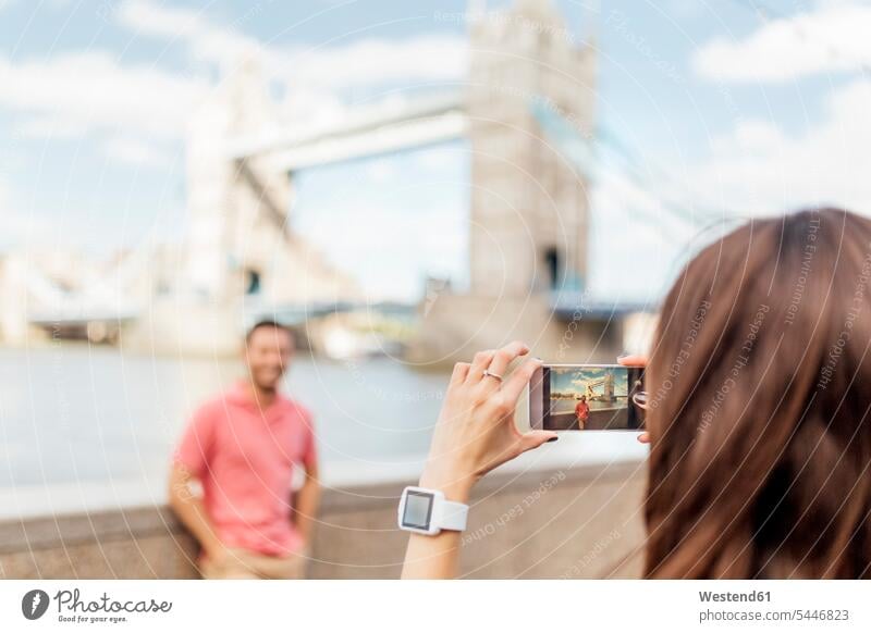 Großbritannien, London, Touristen beim Fotografieren in der Nähe der Tower Bridge Handy Mobiltelefon Handies Handys Mobiltelefone fotografieren Telefon