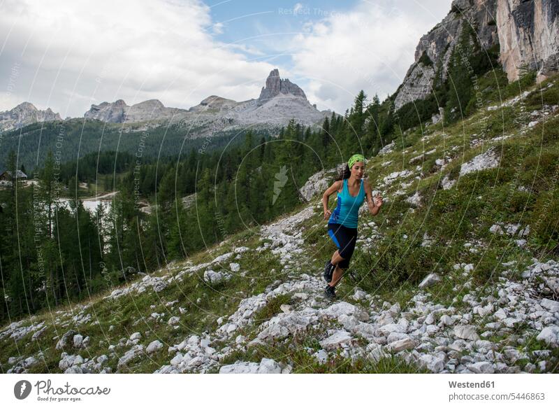 Italien, Dolomiten, Venetien, Trailrunner am Federa-See laufen rennen Sportlerin Sportlerinnen Berg Berge Frau weiblich Frauen Landschaft Landschaften