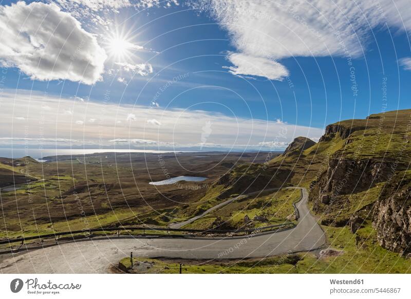 Großbritannien, Schottland, Innere Hebriden, Isle of Skye, Trotternish, Loch Cleat, Straße nach Quiraing, Blick auf Staffin Bay See Seen imposant beeindruckend