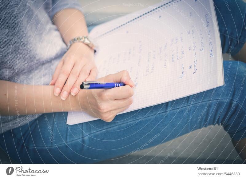 Junge Studenten schreiben Notizen in ein Notizbuch Heft Hefte Kugelschreiber Kuli Kulis Studentin Studentinnen Hochschülerin Hochschülerinnen Hochschuelerinnen