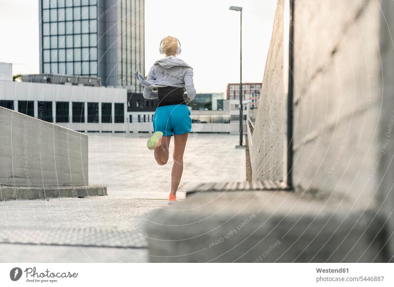 Frau läuft in der Stadt Joggen Jogging laufen rennen weiblich Frauen Fitness fit Gesundheit gesund Sport Erwachsener erwachsen Mensch Menschen Leute People