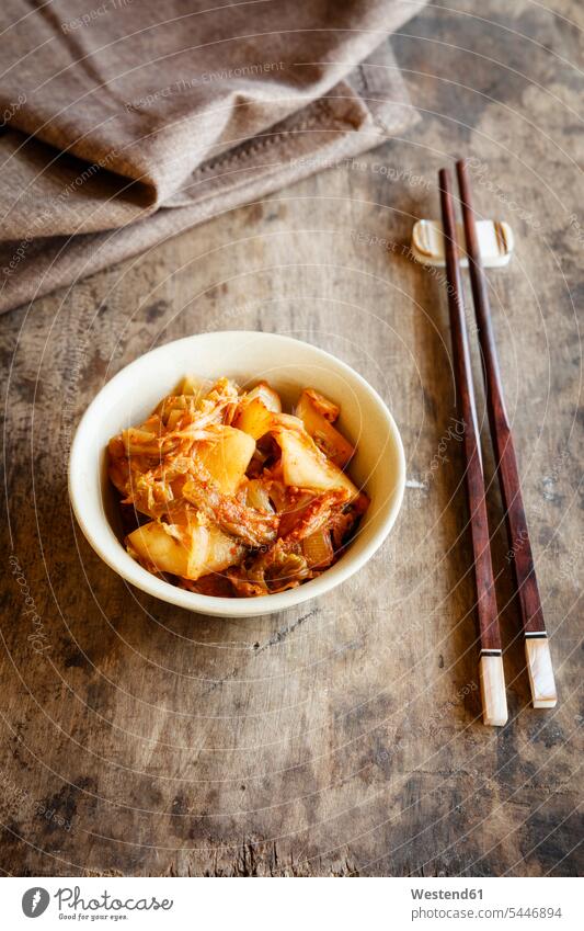 Frische hausgemachte Kimchi mit Essstäbchen Asiatische Küche Asiatisches Essen servierfertig angerichtet Spezialität Stäbchen Esstäbchen Esstaebchen