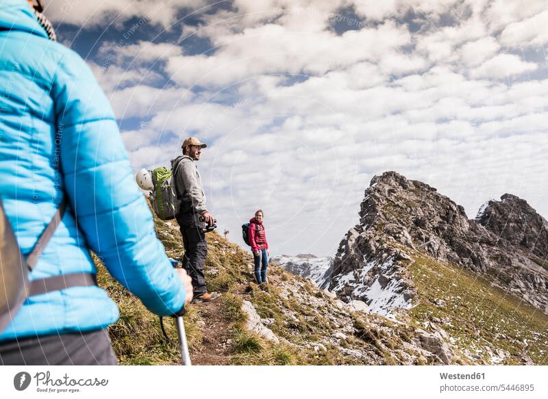 Deutschland, Bayern, Oberstdorf, Wanderer in alpiner Landschaft wandern Wanderung Gebirge Berglandschaft Gebirgslandschaft Gebirgskette Gebirgszug Berge