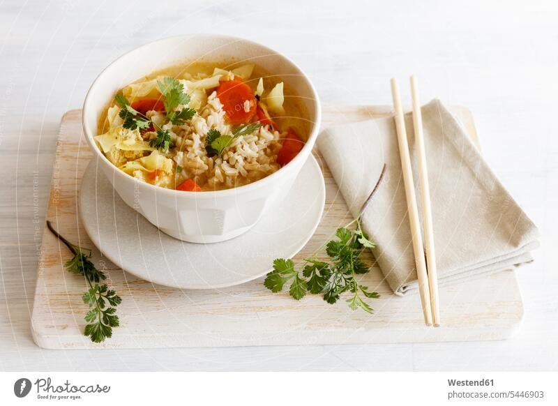 Schale mit asiatischer Suppe mit Weisskohl, Karotten und Reis Draufsicht Vogelperspektive von oben Aufsicht Gemüsesuppe Gemuesesuppen Gemüsesuppen hell