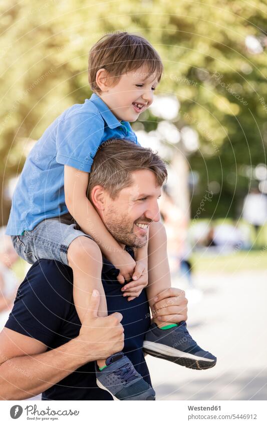 Vater trägt Sohn auf den Schultern Söhne tragen transportieren Papas Väter Vati Vatis Papis Familie Familien Park Parkanlagen Parks glücklich Glück