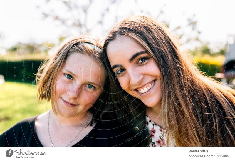 Porträt von zwei lächelnden Mädchen im Freien Schwester Schwestern weiblich Portrait Porträts Portraits glücklich Glück glücklich sein glücklichsein Geschwister